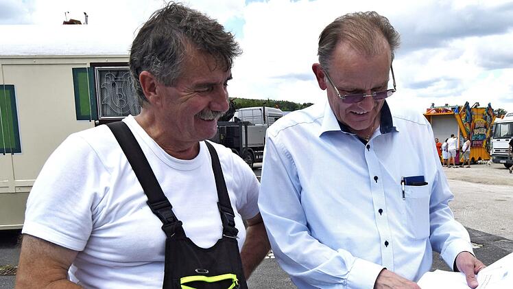 Platzmeister Dieter Brandmeier (rechts) weist Ralf Pazdera aus Coburg den Platz für seine Imbissstände zu. Foto: Andreas Welz