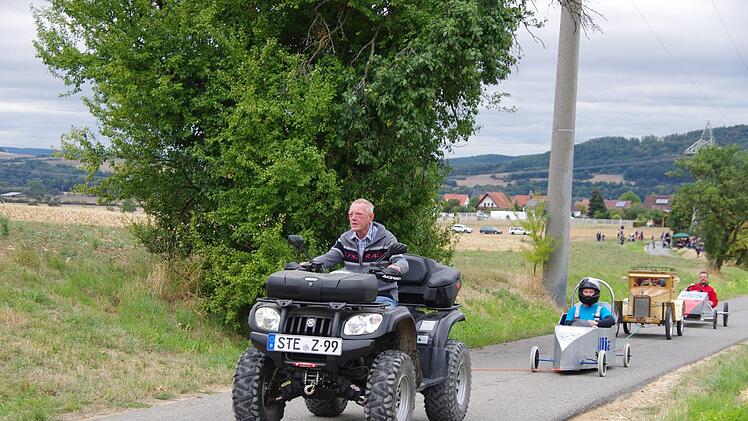 Mit Quads und einem Tieflader wurden die Fahrzeuge zum Startpunkt gezogen.Foto: Thomas Hümmer