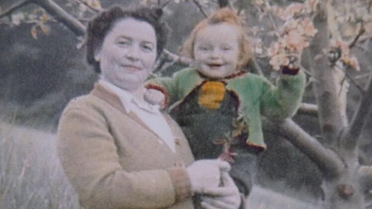 Etwa 1937 müsste dieses Bild entstanden sein: Martha Firmbach mit Sohn Hans.privat