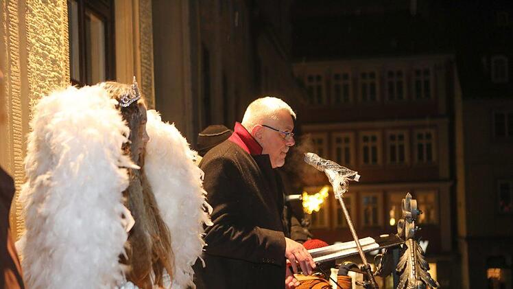 Das Christkind und Oberbürgermeister Norbert Tessmer sprachen vom Rathausbalkon. Foto: Barbara Herbst