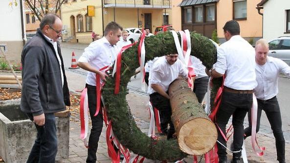 Die Kerwasburschen beim Aufstellen des Baums Foto: Mathias Erlwein
