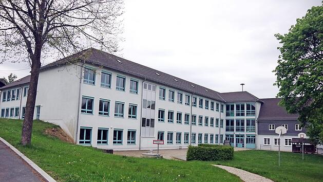 Der Unterricht an der Grund- und Mittelschule Windheim soll k&uuml;nftig digitaler laufen. Auch der Schulhof soll sch&ouml;ner werden.  Foto: Heike Sch&uuml;lein