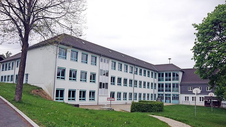 Der Unterricht an der Grund- und Mittelschule Windheim soll künftig digitaler laufen. Auch der Schulhof soll schöner werden.  Foto: Heike Schülein