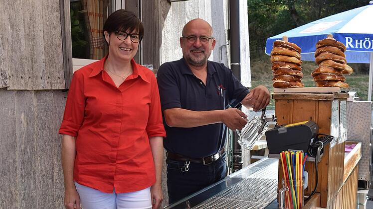 Die Kochs haben zusammen mit dem Alpenverein einiges an der Enzianhütte renoviert - und sich in den Jahren als Hüttenpaar bewährt. Doch jetzt ist Schluss, keine zwölf-Stunden-Tage mehr. Foto: Jessica Vey