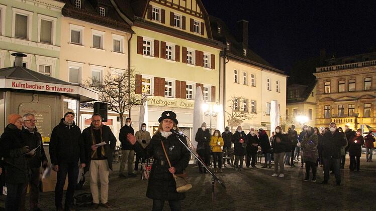 Deutlich weniger Menschen als in der Vorwoche kamen zur Mahnwache für die Ukraine. Dagmar Keis-Lechner bittet Musikgruppen, die die Mahnwache künftig umrahmen möchten, um Mithilfe. Foto: Sonny Adam