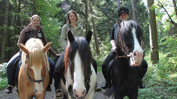 Cindy Hovac, Nadine Schramm und Lisa Kaiser (von links) kamen aus Marktleugast zum Freizeit-Reitturnier nach Oberlaitsch.