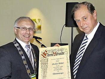 Helmut Lottes (l.) überreichte Martin Wedel die Ehrenbürgerurkunde des Marktes Vestenbergsgreuth. Fotos: Pauline Lindner