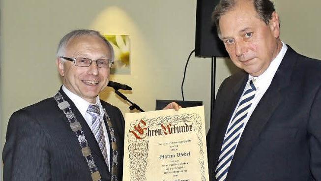 Helmut Lottes (l.) überreichte Martin Wedel die Ehrenbürgerurkunde des Marktes Vestenbergsgreuth. Fotos: Pauline Lindner