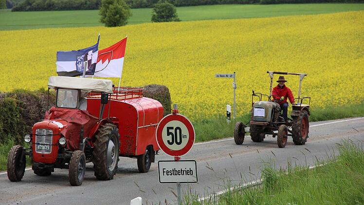 Die Ausfahrt mit den liebevoll gepflegten Oldtimern ist der Höhepunkt jedes Traktortreffens. Fotos: Katharina Müller-Sanke