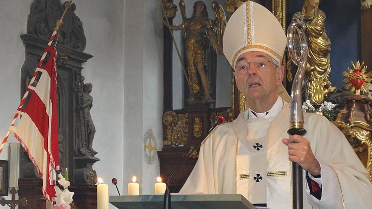 Bambergs Erzbischof Ludwig Schick predigte beim Franziskusfest auf dem Kreuzberg über die Verbindung zwischen dem Heiligen Franziskus und dem Kreuz Christi.