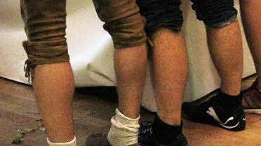 Die Wadeln werden alle der Reihe nach vermessen.