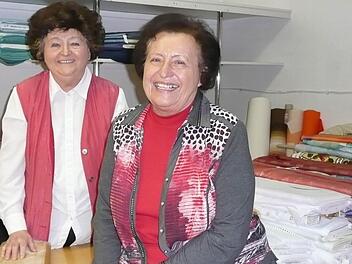 Die beiden Schwestern haben das Fachgeschäft am Stadtgraben über viele Jahrzehnte gemeinsam geführt: Maria Hemmer (links) ist gelernte Schneiderin, Barbara Herold kümmerte sich vor allem um den kaufmännischen Bereich. Foto: Ramona Popp