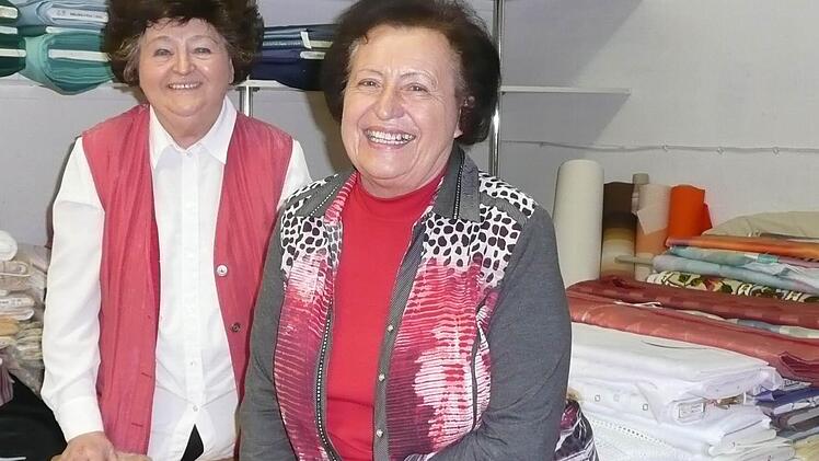 Die beiden Schwestern haben das Fachgeschäft am Stadtgraben über viele Jahrzehnte gemeinsam geführt: Maria Hemmer (links) ist gelernte Schneiderin, Barbara Herold kümmerte sich vor allem um den kaufmännischen Bereich. Foto: Ramona Popp