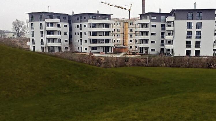 Auch die Zahl der Wohnungen ist in Bamberg ist in den drei letzten Jahren um rund 700 gestiegen (im Bild das Baugebiet Erba-Insel). Das starke Bevölkerungswachstum ist vor allem auch auf einem stark gestiegenen Aneil der ausländischen Mitbürger zurückzuführen. Unter ihnen