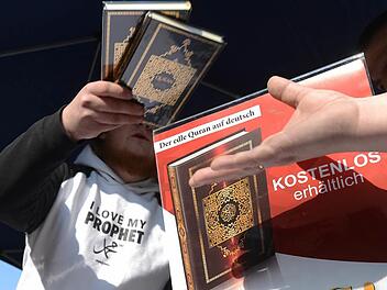 Salafisten verteilen in Deutschland kostenlose Koran-Ausgaben. Foto: Julian Stratenschulte, dpa