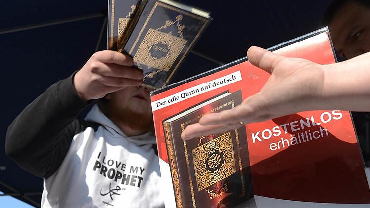 Salafisten verteilen in Deutschland kostenlose Koran-Ausgaben. Foto: Julian Stratenschulte, dpa