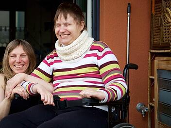 Sigrid Carluccio und Miriam Proksch, die seit einem schweren Unfall vor zehn Jahren auf den Rollstuhl angewiesen ist. Foto: Petra Mayer