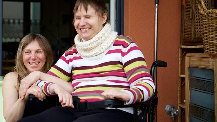 Sigrid Carluccio und Miriam Proksch, die seit einem schweren Unfall vor zehn Jahren auf den Rollstuhl angewiesen ist. Foto: Petra Mayer