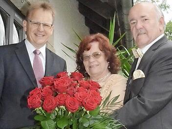 Lore und Roland Rückauf mit Zweitem Bürgermeister Bernd Rebhan (links)  Foto: Karl-Heinz Hofmann