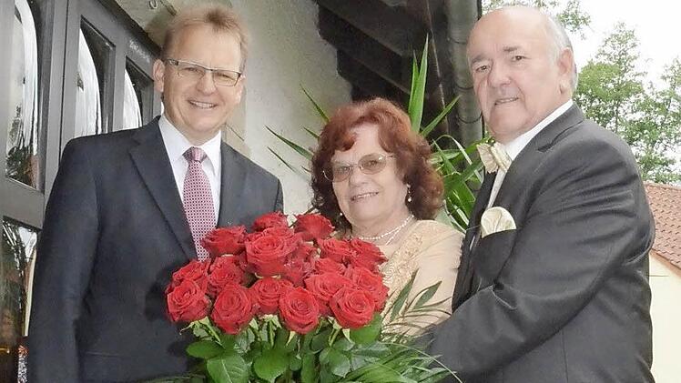 Lore und Roland Rückauf mit Zweitem Bürgermeister Bernd Rebhan (links)  Foto: Karl-Heinz Hofmann