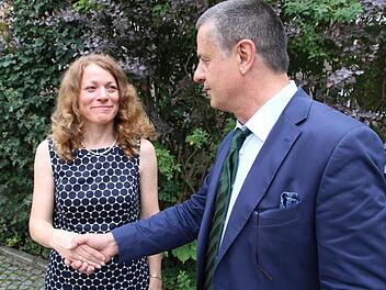 Rosamunde Maier ist die neue Leiterin des Finanzamts Zeil mit Außenstelle Ebern und damit zuständig für 70 Mitarbeiter. Sie verabschiedet ihren Vorgänger Hubertus König, der das Amt ab 2007 leitete.  Fotos: Ronald Heck