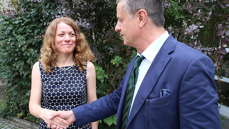 Rosamunde Maier ist die neue Leiterin des Finanzamts Zeil mit Außenstelle Ebern und damit zuständig für 70 Mitarbeiter. Sie verabschiedet ihren Vorgänger Hubertus König, der das Amt ab 2007 leitete.  Fotos: Ronald Heck