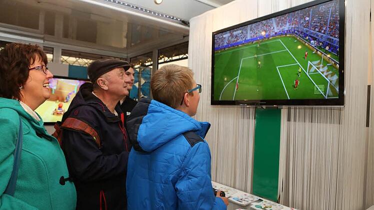 Drei Generationen im Spieltruck: Katrin Obertowski sieht zu, wir ihr Vater Arno Sesselmann gegen seinen Enkel David zockt. Foto: Barbara Herbst