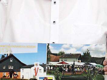 Stolz pr&auml;sentiert der 2. B&uuml;rgermeister der Gemeinde Schneckenlohe, Andreas Kristek, den Kalender 2017 "Das Gemeindeleben in Bildern". Foto: Herbert Fischer