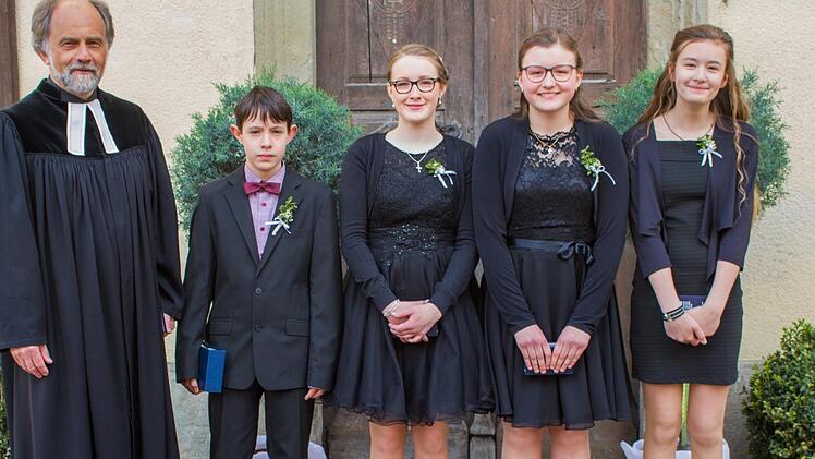 Dörflis — Für drei Mädchen und einen Buben in der evangelischen Kirchengemeinde Dörflis war der Palmsonntag ein besonderer Feiertag, denn sie gingen erstmals zum Tisch des Herrn. Pfarrer Dieter Grimm (von links) konfirmierte Cedric Zimmermann und Lea Schramm (beide Dörflis), Julia Andres (Pettstadt) und Nele Rausch (Dörflis). Foto: Uwe Wolfschmidt