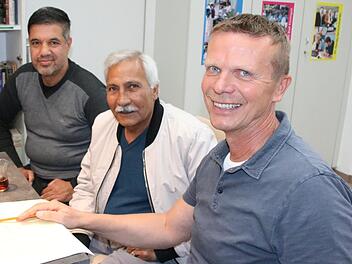 Georg Panzer (rechts) trifft sich jede Woche mit Flüchtlingen und Helfern zum Sprach-Café, gestern saßen unter anderem (von links) Karim Ghafuri und Golahmad Bayat mit am Tisch, um etwas über die deutsche Geschichte zu erfahren. Foto: Ralf Ruppert