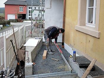 Mit dem Bau der Rampe am neuen barrierefreien Zugang zum Gemeindezentrum "Zur Tanne" wurde gestern begonnen. Foto: Werner Reißaus