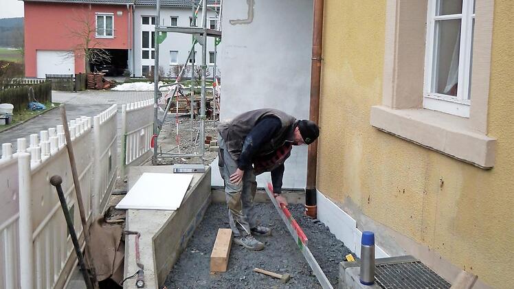 Mit dem Bau der Rampe am neuen barrierefreien Zugang zum Gemeindezentrum "Zur Tanne" wurde gestern begonnen. Foto: Werner Reißaus