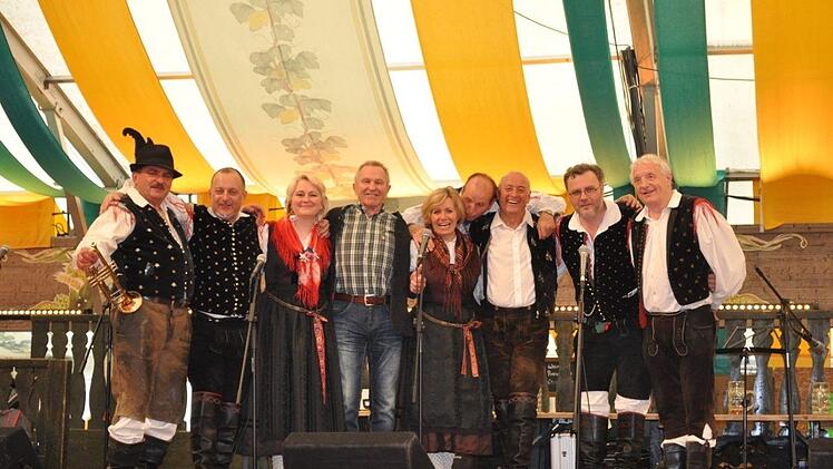 Gruppenfoto nach dem Konzert in Lohr auf der Bühne. Foto: privat
