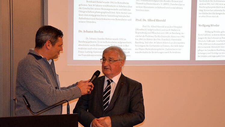 Professor Alfred Hierold (rechts) im Gespräch mit Mischa SalzmannFoto: Andrea Spörlein