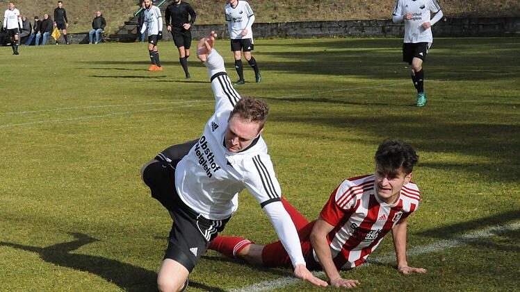 Eine Bodenprobe nehmen Fuchsstadts Dominik Halbig und sein Geesdorfer Gegenspieler.ssp