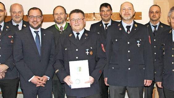 Ehrungen bei der Feuerwehr Oberfüllbach; im Bild (v. l.): Kommandant Michael Müller, Kreisbrandmeister Jochen Mann, Landrat Sebastian Straubel, Bürgermeister Bernd Reisenweber, Siegmar Faber, stellvertretender Kommandant Udo Herr, Uwe Rommershausen, stellvertretender Vorsitzender Dominik Faber und Kreisbrandrat Manfred Lorenz Foto: Alexandra Kemnitzer