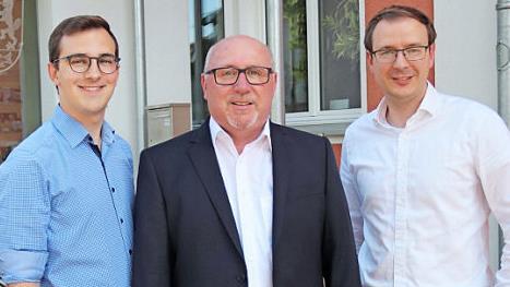 Nico Kauper, Vorsitzender der JU Adelsdorf, Bürgermeisterkandidat Uwe Pöschl und Ortsvorsitzender Matthias Goß (v. l.)  Foto: Johann Blum