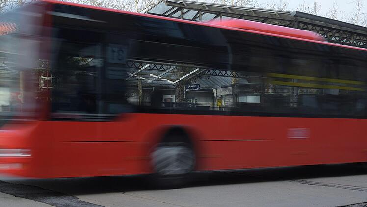 Ein Linienbus stieß in Coburg mit einem Auto zusammen.