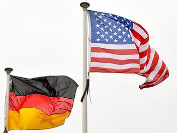 Flaggen der USA und von Deutschland