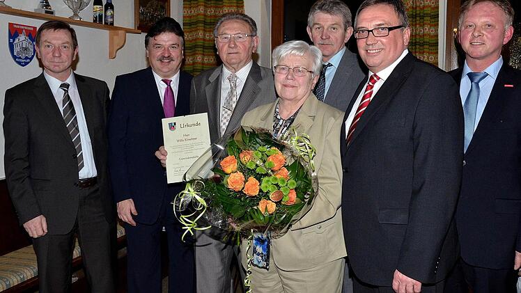 Sohn Klaus, Landrat Söllner, Willy und Anneliese Kirschner, Sohn Heinz, Bürgermeister Schaar, Obermeister Stenglein (v. l.). Foto: Dieter Hübner