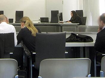 Während einer Verhandlungspause im Landgericht Bamberg: Der Angeklagte (rechts) und seine beiden Verteidiger warten auf den Urteilsspruch des Richters. Foto: Matthias Einwag