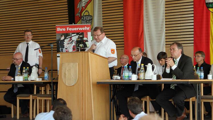 Auch viele Behördenvertreter hörten die Fachvorträge auf dem Podium; hier spricht gerade Peter Pfaff. Foto: Günther Geiling