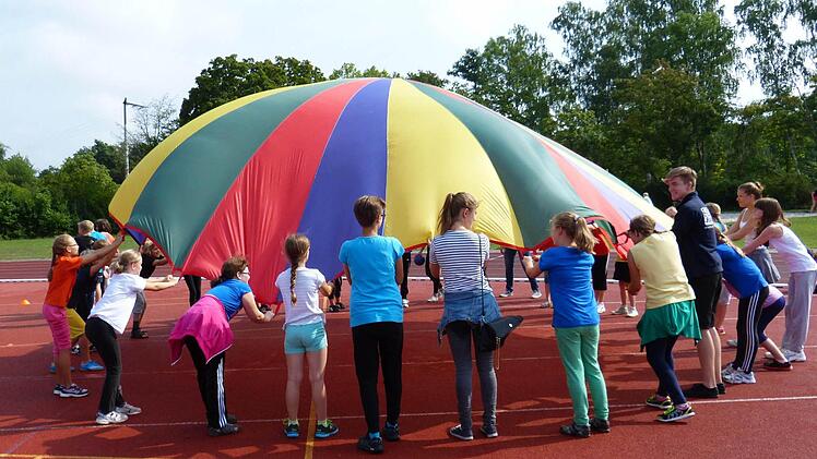 Schülerinnen und Schüler bei den Sportspielen