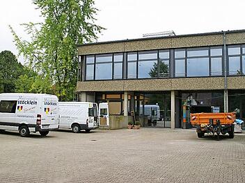 In die Sanierung des Schulhauses in Untersteinbach fließt in diesem Jahr ein Großteil der Investitionen Rauhenebrachs. Wenn das Schulhaus und die Kläranlage fertig sind, soll - vermutlich 2016 - auch das Rauhenebracher Rathaus einer Sanierung unterzogen werden.  Foto: Sabine Weinbeer