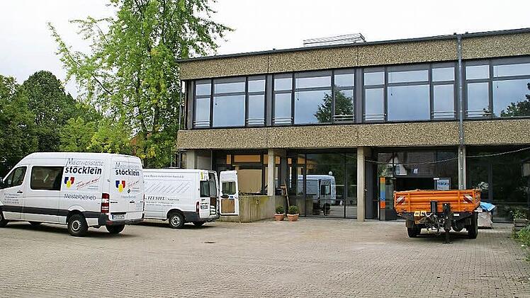 In die Sanierung des Schulhauses in Untersteinbach fließt in diesem Jahr ein Großteil der Investitionen Rauhenebrachs. Wenn das Schulhaus und die Kläranlage fertig sind, soll - vermutlich 2016 - auch das Rauhenebracher Rathaus einer Sanierung unterzogen werden.  Foto: Sabine Weinbeer