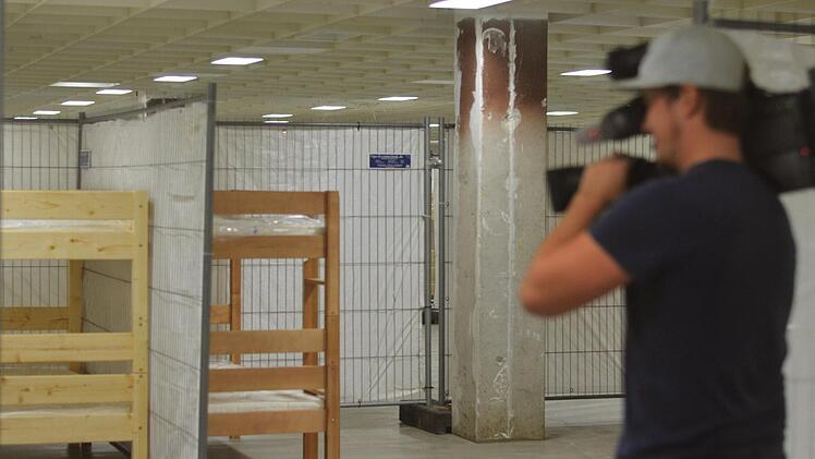 Stockbetten in großen Kojen für die Flüchtlinge Foto: Nikolas Pelke