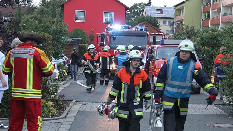 Großeinsatz im Seniorenheim - für Feuerwehr und BRK ein Alptraum. In Stadtsteinach mussten die Helfer Schwerstarbeit leisten. Foto: Sonja Adam