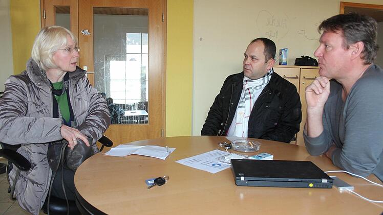 Am Mittwoch kommen 75 Flüchtlinge: Amtsärztin Christiane Fleischmann, Haldun Yilderim und Stefan Schick besprechen, wie die medizinische Untersuchung in der Unterkunft organisiert wird. Foto: Roepert