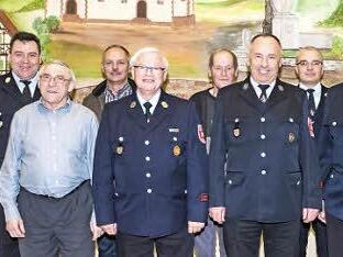 Ehrungen bei der Aschacher Feuerwehr: Unser Bild zeigt (von links) den Vorsitzenden Horst Krapf, Albrecht Neugebauer, Walter Borst, Günter Kirchner, Edi Metz, Helmut Rink, Marcus Kolb, Jerald Sandwall und 2. Bürgermeister Andreas Sandwall. Foto: Björn Hein