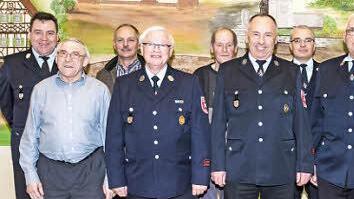 Ehrungen bei der Aschacher Feuerwehr: Unser Bild zeigt (von links) den Vorsitzenden Horst Krapf, Albrecht Neugebauer, Walter Borst, Günter Kirchner, Edi Metz, Helmut Rink, Marcus Kolb, Jerald Sandwall und 2. Bürgermeister Andreas Sandwall. Foto: Björn Hein